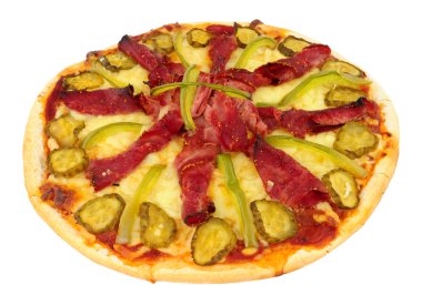 Pastırmalı et ve peynir beyaz bir arka plan üzerinde izole pizza tepesinde