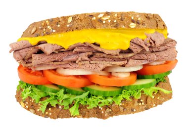 Sığır eti çavdar ekmeği sandviç salata ve beyaz bir arka plan üzerinde izole İngiliz hardalı ile kızartma