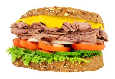 Sığır eti çavdar ekmeği sandviç salata ve beyaz bir arka plan üzerinde izole İngiliz hardalı ile kızartma