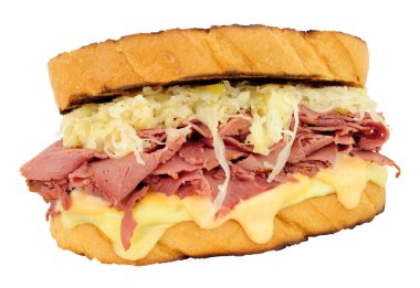 Pastırmalı Reuben stil sandviç lahana turşusu ve İsviçre peyniri beyaz bir arka plan üzerinde izole