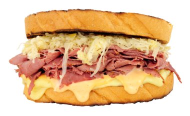 Pastırmalı Reuben stil sandviç lahana turşusu ve İsviçre peyniri beyaz bir arka plan üzerinde izole