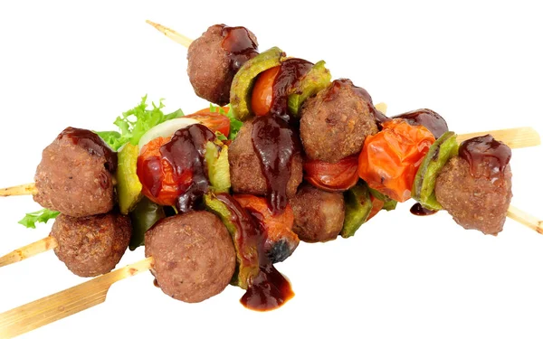 Gehaktballen Van Rundvlees Groente Kebab Houten Spiesen Geïsoleerd Een Witte — Stockfoto