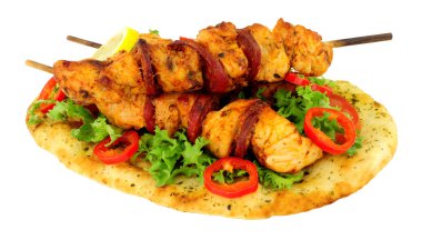 Beyaz bir arka plan üzerinde izole bir naan ekmek üzerinde Salata tavuk ve chorizo Kebap