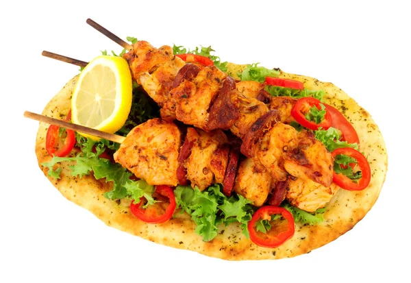 Kip Chorizo Kebab Met Salade Een Naan Brood Geïsoleerd Een — Stockfoto