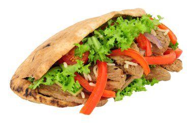 Beyaz bir arka plan üzerinde izole kepekli pide ekmek dolu sığır eti ve salata