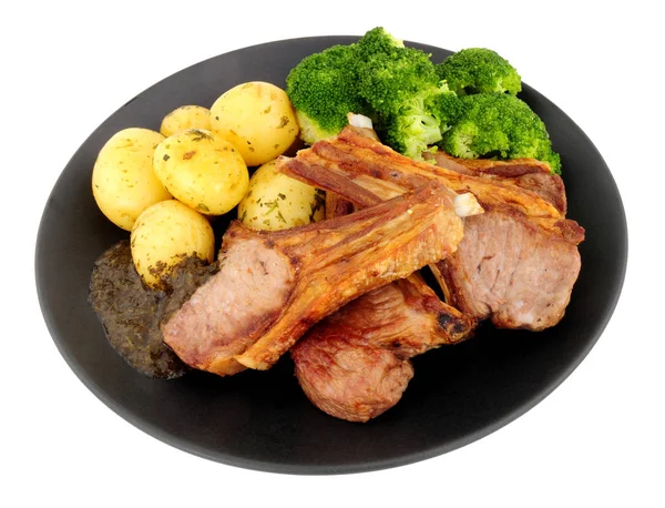 烤羊肉牛排与新马铃薯和花椰菜隔离在白色背景 — 图库照片