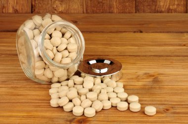 Bira mayası sağlık tablet ahşap arka plan üzerinde kavanoz