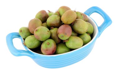 Beyaz bir arka plan üzerinde izole olgun Kiwi meyveler ile dolu çanak