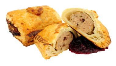 Hindi ve kızılcık sosis rulo Noel holly yaprak dekorasyon beyaz bir arka plan üzerinde izole ile