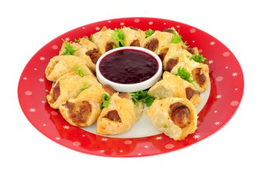 Beyaz bir arka plan üzerinde izole kızılcık sosu daldırma ile battaniye tuzlu domuzlar