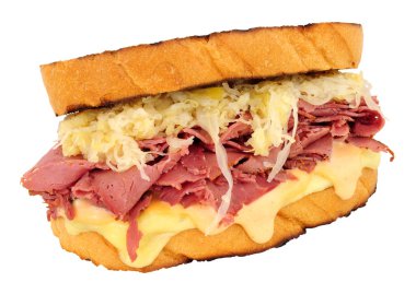 Pastırmalı Reuben stil sandviç lahana turşusu ve İsviçre peyniri beyaz bir arka plan üzerinde izole