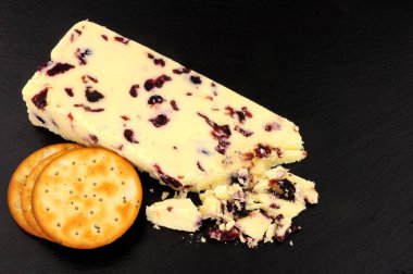 Wensleydale peyniri ve arkaplanda kızılcık.
