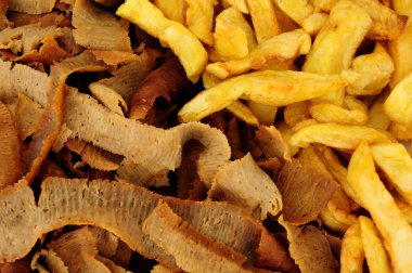 Kuzu ve dana gyro kebap et dilimleri ve cips arka plan