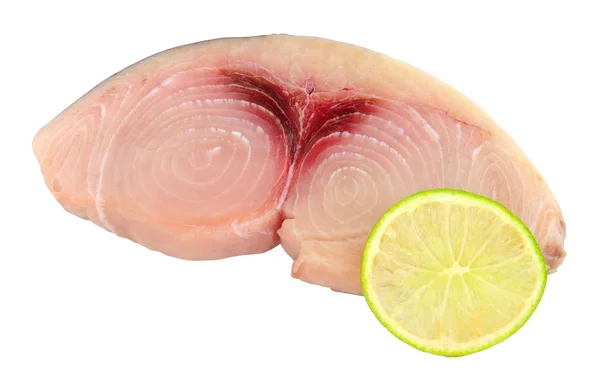 Taze çiğ kılıç fileli biftek beyaz bir arka plan üzerinde izole