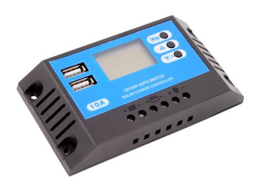 Güneş elektrik şarj kontrol ünitesi beyaz bir arka plan üzerinde izole