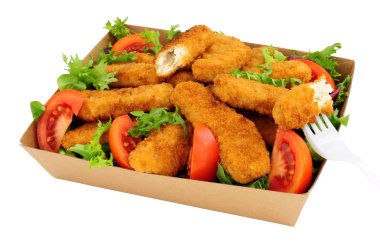 Ekmek kırıntısı beyaz bir arka plan üzerinde izole bir karton paket tepsitavuk ve salata kaplı