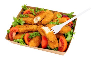 Ekmek kırıntısı beyaz bir arka plan üzerinde izole bir karton paket tepsitavuk ve salata kaplı