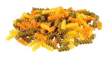 Beyaz bir arka plan üzerinde izole pişmemiş tricolore fusilli makarna büküm şekilleri Grubu