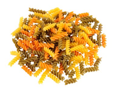 Beyaz bir arka plan üzerinde izole pişmemiş tricolore fusilli makarna büküm şekilleri Grubu
