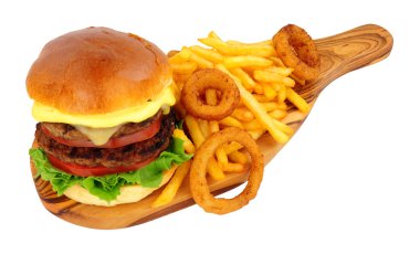 Peynir sığır burger ve beyaz bir arka plan üzerinde izole bir zeytin ahşap servis tahtası üzerinde hırpalanmış soğan halkaları ile Patates kızartması