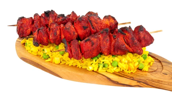 Tandoori 火鸡肉烤肉串和蔬菜米饭在橄榄木服务板上隔离在白色背景 — 图库照片