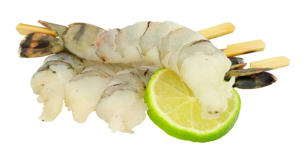 一组新鲜的生黑王虎对虾在木串上隔离在白色背景 — 图库照片