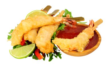 Tempura beyaz bir arka plan üzerinde izole biber sosu daldırma ile ahşap şişler üzerinde kral kaplan karides hırpalanmış