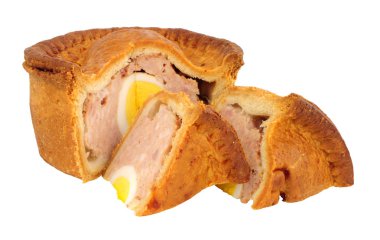 Huysuz yumurta ve domuz eti beyaz bir arka plan üzerinde izole tuzlu pasta dolu