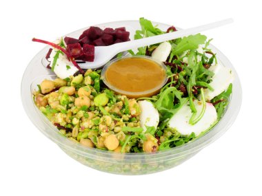 Keçi peyniri ve pancar kolaylık salata kase beyaz bir arka plan üzerinde izole