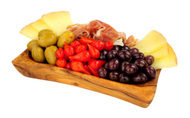 Serrano jambon, Kraliçe yeşil zeytin, tatlı alev biber ve manchego peyniri ile İspanyol tapas çeşitleri beyaz bir arka plan üzerinde izole bir zeytin ahşap kase