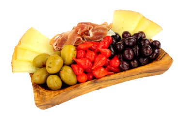 Serrano jambon, Kraliçe yeşil zeytin, tatlı alev biber ve manchego peyniri ile İspanyol tapas çeşitleri beyaz bir arka plan üzerinde izole bir zeytin ahşap kase