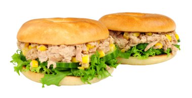 Ton balığı ve tatlı mısır beyaz bir arka plan üzerinde izole simit dolu