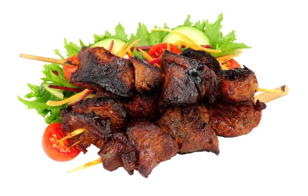 Gegrilde Uiteinden Rundvlees Kebab Houten Spiesjes Met Verse Salade Geïsoleerd — Stockfoto