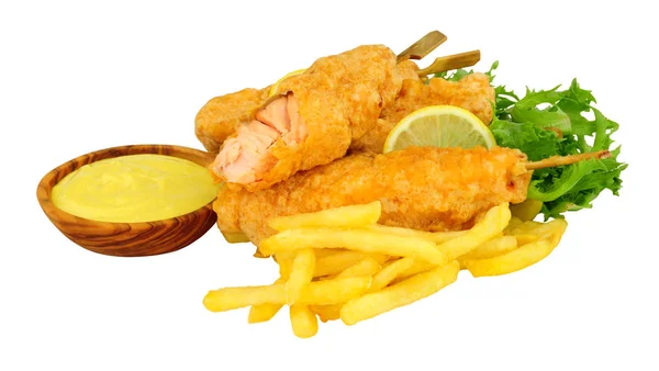 Gehafte Zalm Visfilets Houten Spiesjes Met Frietjes Met Een Houten — Stockfoto