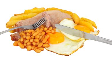 Jambonlu yumurta ve patates kızartması. Beyaz arka planda izole edilmiş domates soslu fırında fasulye.