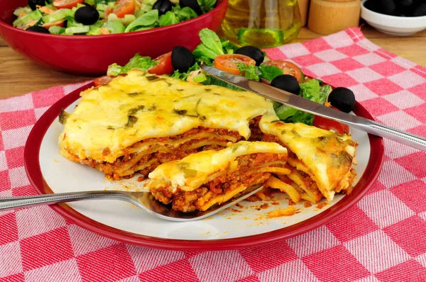 Slow Cooked Beef Pork Ragu Lasagne Meal Fresh Salad Olives — Stock Photo, Image