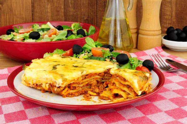 Lasagne Bœuf Ragu Porc Cuite Lentement Avec Salade Fraîche Olives — Photo