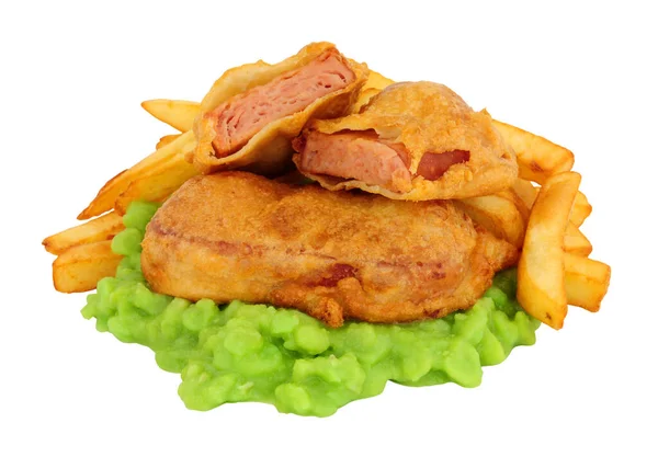 Spam Krapfen Und Chips Mahlzeit Mit Matschigen Erbsen Auf Weißem — Stockfoto
