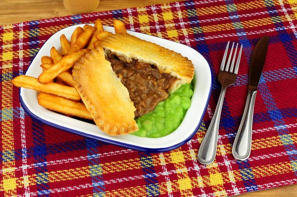 Bife Torta Rim Farinha Batatas Fritas Com Ervilhas Prato Esmalte — Fotografia de Stock