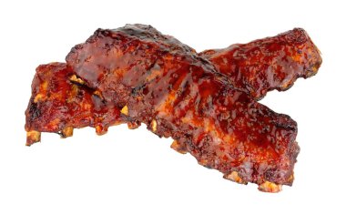 Çin Pekin usulü domuz pirzolası. Yapışkan erik sosuyla kaplanmış. Beyaz arka planda izole edilmiş.