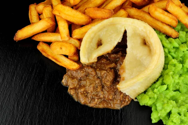 Biefstuk Nier Pudding Chips Maaltijd Met Papperige Erwten Maaltijd Een — Stockfoto