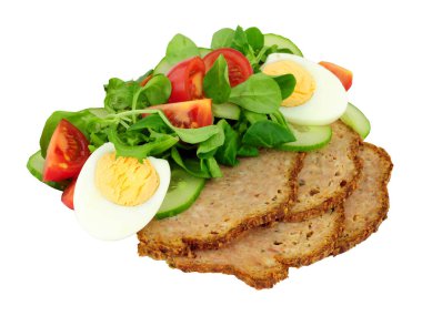 Beyaz bir zemin üzerinde izole edilmiş taze yumurta salatası ile ince et dilimleri, haslet İngiliz domuz eti ve bitkisel rulo köfte bazen acelet olarak da adlandırılır.