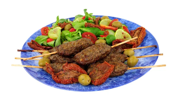 Lamsvlees Kofta Kebabs Met Verse Salade Geïsoleerd Witte Achtergrond — Stockfoto