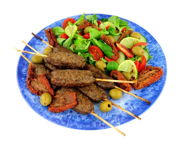 Carne Cordeiro Kebabs Kofta Com Salada Fresca Isolada Fundo Branco — Fotografia de Stock