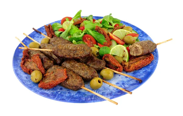 Carne Cordeiro Kebabs Kofta Com Salada Fresca Isolada Fundo Branco — Fotografia de Stock