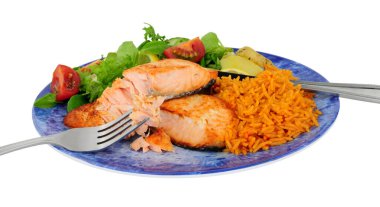 Izgara somon balığı filetosu, acı biber aromalı pirinç ve beyaz arka planda izole edilmiş salata yemeği.