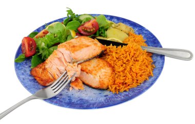 Izgara somon balığı filetosu, acı biber aromalı pirinç ve beyaz arka planda izole edilmiş salata yemeği.