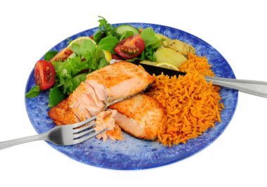 Izgara somon balığı filetosu, acı biber aromalı pirinç ve beyaz arka planda izole edilmiş salata yemeği.