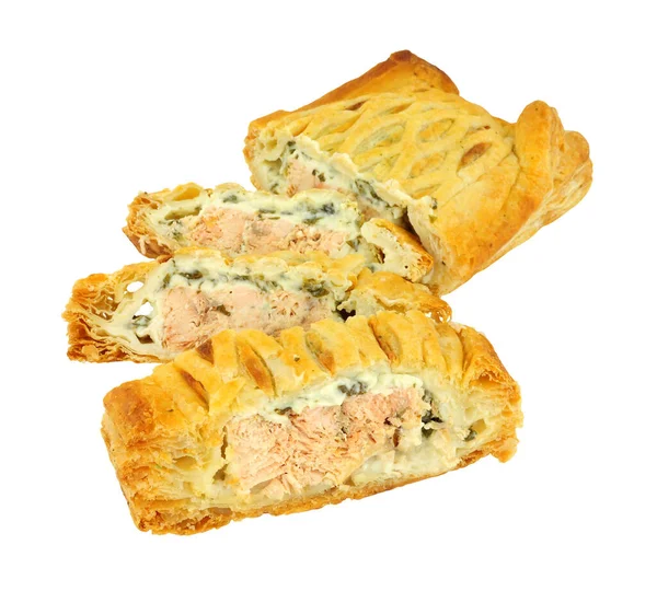 Snijd Bladerdeeg Bedekt Zalm Wellington Met Kaas Spinazie Vulling Geïsoleerd — Stockfoto