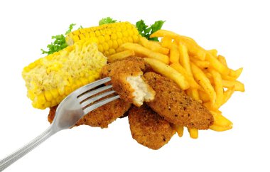 Baharatlı ekmek kırıntılarıyla kaplı Güney usulü kızarmış tavuk dipleri ve beyaz arka planda izole edilmiş mısır ve patates kızartması.